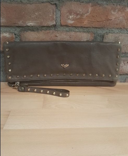 Clutch veske i skinn med gull studs