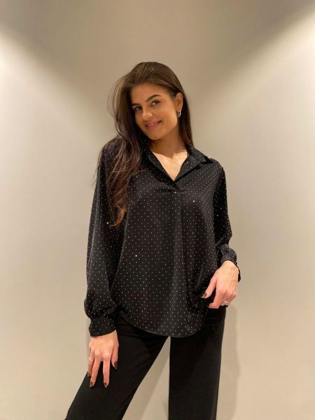 Sort bluse med studs